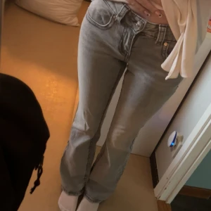 Grå bootcut jeans med fickdetaljer - Snygga grå jeans med bootcut passform och coola fickdetaljer bak. Jeansen har låg midja och klassisk design. Materialet är mjukt denim som sitter skönt. Fråga om du undrar något❤️(köpt för 500kr)