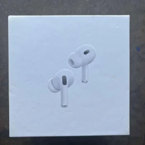 AirPods Pro 2nd Generation - Säljer AirPods Pro 2nd Generation med MagSafe-laddningsetui. Hörlurarna och etuiet är i nyskick och levereras komplett i originalförpackning. Aktiv brusreducering, transparensläge och utmärkt ljudkvalitet. Perfekt för både musik och samtal. Inga synliga defekter eller slitage. Funkar alldeles utmärkt inte använda!!!