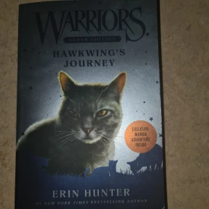 Warriors Super Edition: Hawkwing's Journey - Följ Hawkwing på ett episkt äventyr i Warriors-världen! Perfekt för unga läsare som gillar spänning, katter och fantasy. Boken innehåller även en exklusiv manga-berättelse. Upptäck kampen för överlevnad och lojalitet bland klanernas katter.