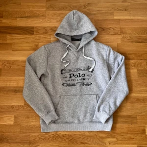 Polo Ralph Lauren hoodie - grå - Säljer en Polo Ralph Lauren hoodie🙌🏻| Storlek M | Skick 9.8/10🔥- helt oanvänd men en liten del av en av bokstäverna har lossnat | Skriv vid minsta fundering 💭|