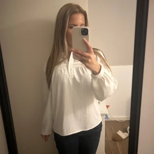 Vit blus  - Vit blus med fina detaljer över bröstet från JDY i storlek xs. 