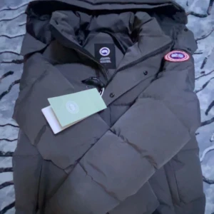 Canada goose wyndham - Säljee denna jacka har aldrig använt den så den är 10/10 skick bara testat den på 1 gång och säljer den för den inte passar min smak ( pris lappen är ej kvar )