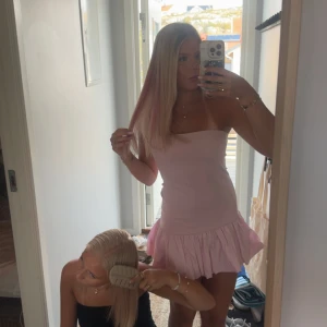 Ljusrosa axelbandslös volangklänning - Säljer en superfin rosa klänning ifrån zara, superfint skick