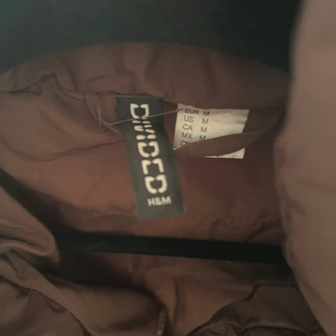 Brun pufferjacka med hög krage - 4