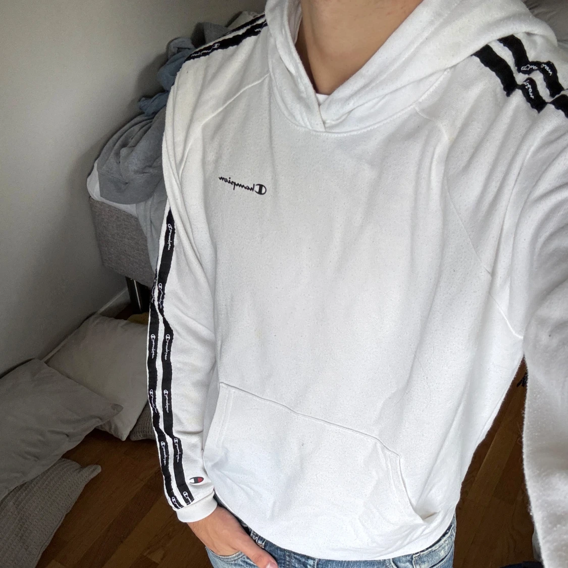 Vit hoodie från Champion med svarta detaljer - 1