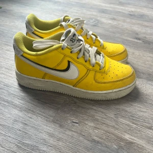 Nike Air Force 1 gula sneakers - Snygga Nike air force 1, bra skick✨ och storlek 39