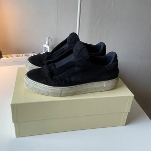 Axel Arigato Clean 360 svarta sneakers - Riktigt sköna arigatos. Använt de rätt så mycket men ändå i perfekt skick. Storlek 41 men passar 42 och 40. Insidan helt perfekt. Under sidan lite slipen där back annars perfekt inga andra problem