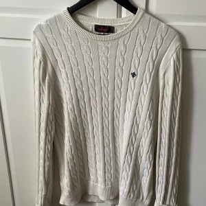 Morris Kabelstickad  - Säljer denna vita kabelstickade tröja från Morris. Storlek M och bra skick. Bara att skriva vid frågor eller prisförslag!