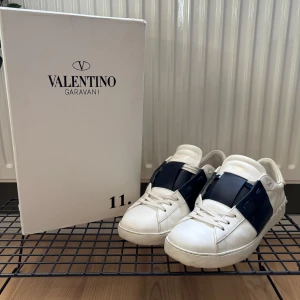 Valentino Garavani Open sneakers vit/blå - Valentino opens. Bra skick. Box osv ingår. Pris är ej hugget i sten och fler bilder går att fixa så bara att höra av sig vid frågor.