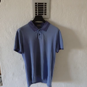 Moncler pikétröja - Moncler polo  -Condition: 8/10 -Nypris +3500kr -Pris 1099kr