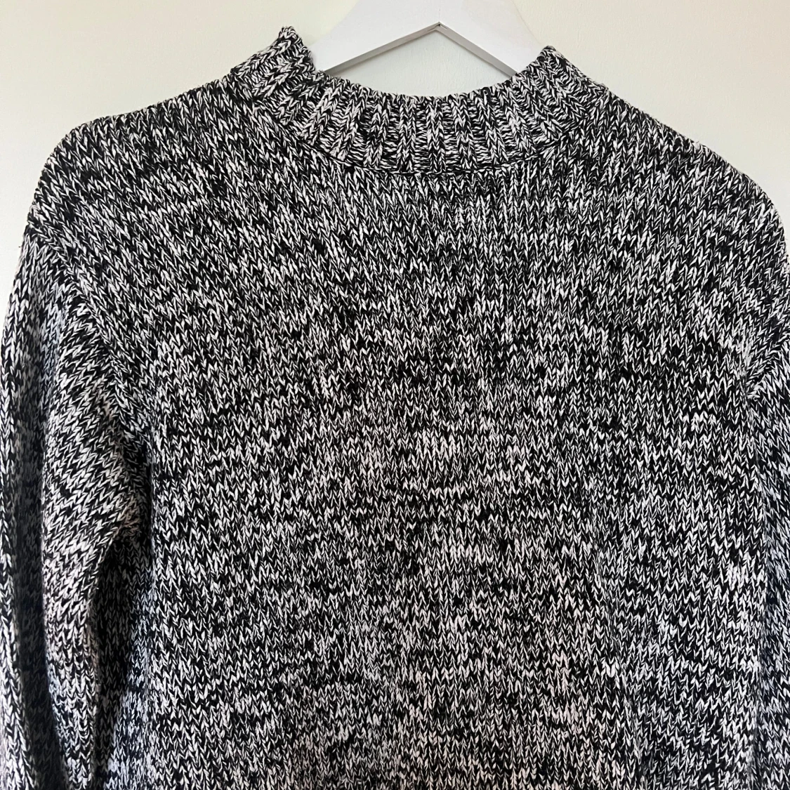 Svartvit stickad tröja - 1