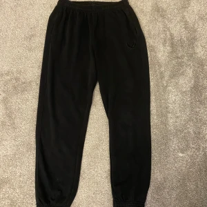 Svarta mjukisbyxor - Svarta soc mjukisbyxor. Perfekt när du vill vara bekväm.