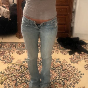 Fishbone low waist bootcut jeans - Svin snygga super låga jeans från fishbone som är omsydda till bootcut. Köpt från vinted. Storlek 26 och innerbenet är 80cm midje mått 33!❤️