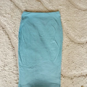 Ljusblå ribbad långkjol från SHEIN - Blå kjol från SHEIN i storleken M, denna går inte ända ner till marken, alltså ingen maxi kjol! Det tillkommer även en topp till denna. (Det är ett set) som redan finns publicerad på mitt konto om intresse finns!💙💙💙  Jag finns tillgänglig i Skövde, Borås & Värnamo om ni vill mötas istället för att betala frakt🙈❤️🥰