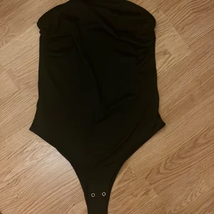 Svart body - Hej , jag säljer en jätte fin svart body, i storlek M. Aldrig använt den. Den är från Teranova. Köptes för 1 månad sedan. Jätte fin och enkel. Köptes för 199kr men sälj för bara 80kr. Tillverkad i stretchigt material som sitter snyggt på kroppen.