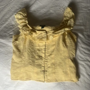 Gul blus med volang - Supersöt gul blus med volang detaljer💕☀️☀️ #gul #volang #blus #höst #sommar #stockholmstil #topp #fest #trendig #cool #jeans #blå #blommigt