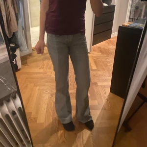 Grå bootcut jeans med ganska låg midja  - Säljer ett par snygga grå jeans med bootcut-modell och ganska låg midja( Stog låg midja men lite högre än förväntat) helt nya med prislapp, alldrig använda 