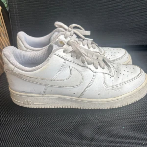 Nike Air Force 1 vita sneakers - Säljer sonens Klassiska Nike Air Force 1 sneakers. Storlek eur 40,5. Välanvända med endel slitage(se bilder) men funktionsdugliga och har mer att ge! Skriv gärna om du har frågor eller önskar fler bilder. Mvh Mimmi☀️