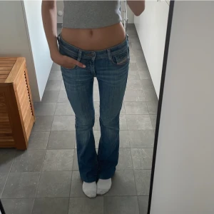 Bootcut Jeans 1969 D-Ebbey - Säljer dessa diesel jeans. Har sytt upp de, nu är innerbenslängden 75 cm. Sitter lite kort på mig som är 165 cm. W24. Är i mycket bra skick