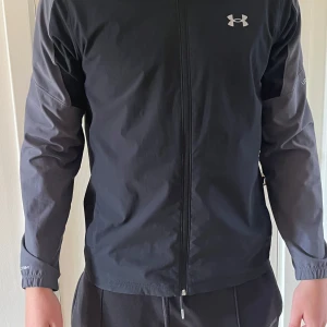 Under Armour M - Under armour Jacka i size Medium, men passar som S/medium. Fint skicka, inga defekter. Nypris 1000kr. Pris kan diskuteras via snabb affär.