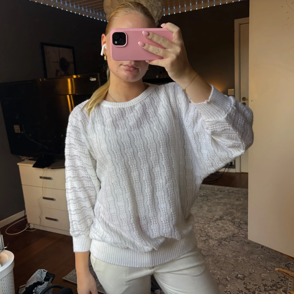 Vit stickad tröja med strukturmönster - 1