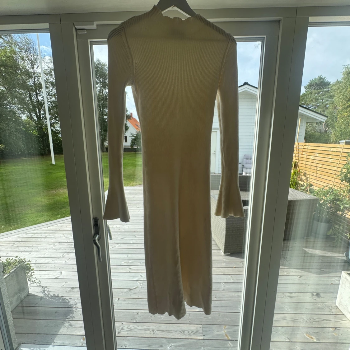 Beige ribbad långklänning - 1