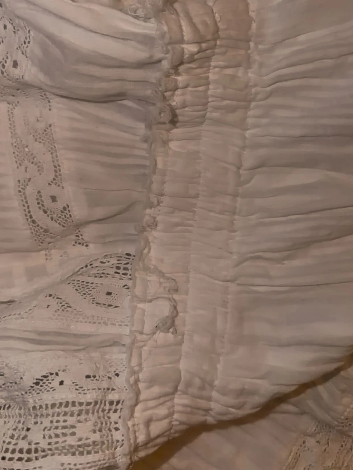 Vit kort klänning med spetsdetaljer - 2