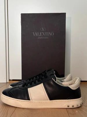 Valentino flycrew  - Valentino flycrew | Skick - 7/10 - mycket bra - alla nitar är kvar| Storlek - 40 passar 41 | Akta | Box, 2 dustbags och papper ingår | Hör av er vid frågor eller funderingar 🙌