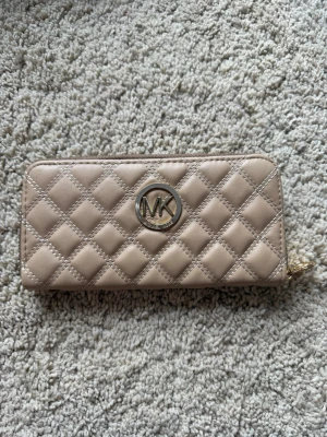 Michael Kors Plånbok - Plånbok från Michael Kors. Autentisk! Köpt i Michael Kors Outlet butik i Tyskland💓 Nypris 799 kronor 