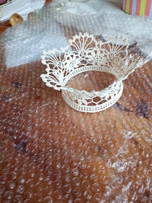 Brudkrona Handgjort spetsdiadem i cremevitt - Unikt Brudkrona  i cremevitt med vacker handgjord spets i ett blommigt och luftigt mönster. Diademet har en rund form och ger en romantisk och bohemisk känsla. Perfekt för dig som vill sticka ut med en kreativ accessoar.