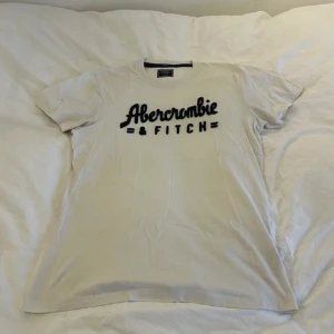 Abercrombie & Fitch vit tshirt - storlek L, har några få fläckar på höger arm men det syns knappt⭐️ mått: längd: 73 cm, axelbredd: 45 cm, ärmlängd: 20 cm