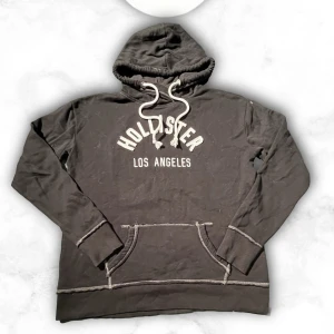 Svart hoodie från Hollister - Riktigt snygg hoodie från Hollister som passar någon 165-175