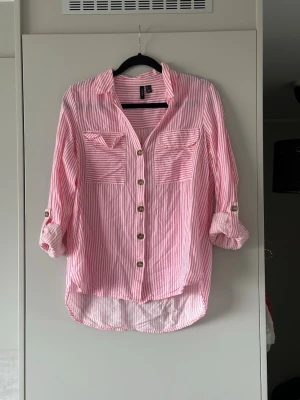 Skjorta - En randig skjorta köpt från Vero Moda. Den är använd fåtal gånger