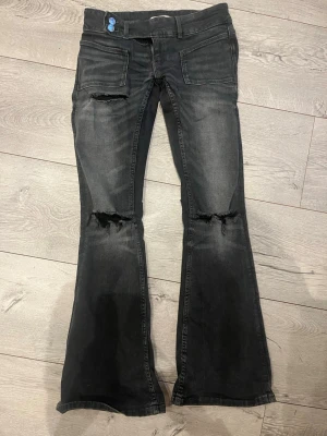 jeans Gina Tricot XS - Säljer nu dessa jeansen då jag inte använder dom så mycket. Dom sitter bra i längden på mig (167)cm och har använts sparsamt.