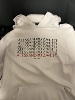 Vit Alessandro Zavetti hoodie - Aldrig använd. Storlek S. Alessandro Zavetti.