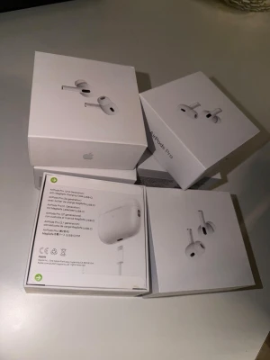 Apple AirPods Pro (2nd Gen) med USB-C - 6 stycken  - Till salu: AirPods(INTE ÄKTA)! – 6 stycken (helt nya) Säljer 6 stycken AirPods, helt nya, oanvända och oöppnade i originalförpackning. De levereras i kartong med alla tillbehör, inklusive laddningskabel m.m.  Pris: 200 kr per styck, säljs endast som paket (alla 6 tillsammans).  Mycket bra möjlighet för vidareförsäljning för den som vill tjäna pengar, då de säljs väldigt snabbt och är eftertraktade. Bra kvalitet till ett förmånligt pris.
