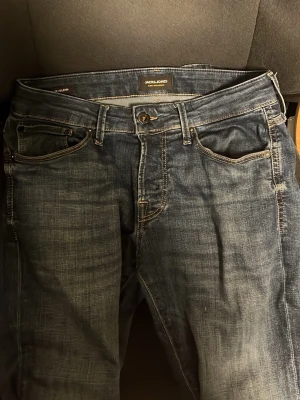 Blå jack&jones jeans - Använda ett par gånger men inget tydligt tecken på användning. Storlek 29-30. Slim/Glenn.