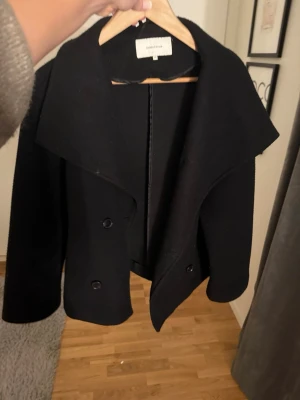 Svart kappa från Bubbleroom - Fin kappa från bubbleroom, finns nopper på kappan 