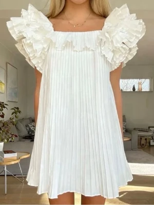 Volang miniklänning Zara  - Säljs ej längre! Prefekti till studenten. Jättepopulär 💗💕