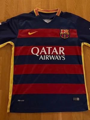 FC Barcelona Neymar Jr matchtröja lång armad  - Säljer en officiell FC Barcelona matchtröja från Nike med Neymar Jr och nummer 11 på ryggen. Tröjan är lång armad och dessutom  blå och röda ränder, gula detaljer och klubbmärke på bröstet. Dri-FIT material för bästa komfort under träning eller match.