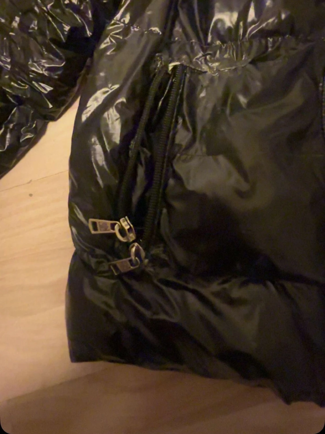 Svart Moncler dunjacka med huva - 1