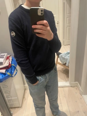 Mörkblå sweatshirt från Colmar - Snygg mörkblå sweatshirt från Colmar med rund halsringning och diskret logga på ärmen. Tröjan har en klassisk passform och är perfekt för en avslappnad stil. Tillverkad i mjukt material som känns skönt mot huden.