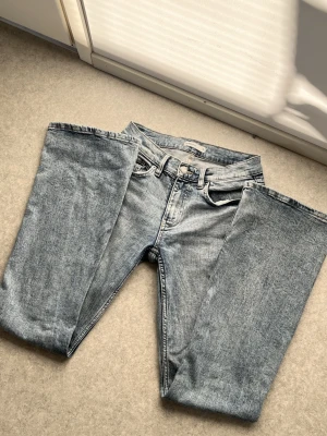 Medelhöga jeans från Gina Tricot - Snygga blå jeans med hög midja och raka ben. Endast provade. Säljer för att de är lite för korta för mig. 