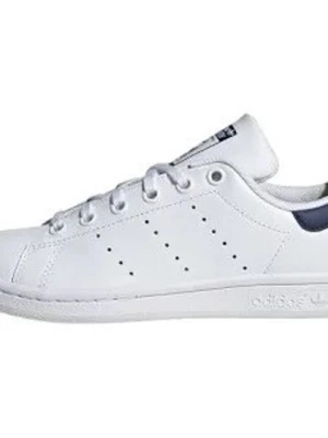 Adidas Stan Smith vita sneakers - Klassiska vita Adidas Stan Smith sneakers med lågt skaft och diskreta perforerade ränder på sidorna. Skon har snörning och en mörkblå detalj på hälen. Tillverkad i slätt syntetmaterial för en clean look.