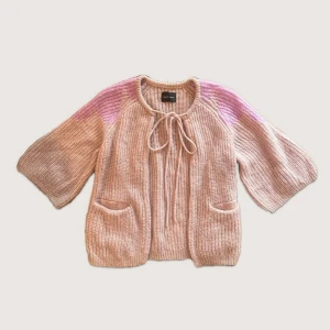 Kofta - Supergullig kofta med rosettknytning💕✧･ﾟ* väldigt fint skick! 🍓🫧♡ kontakta mig privat vid frågor & funderingar 💋