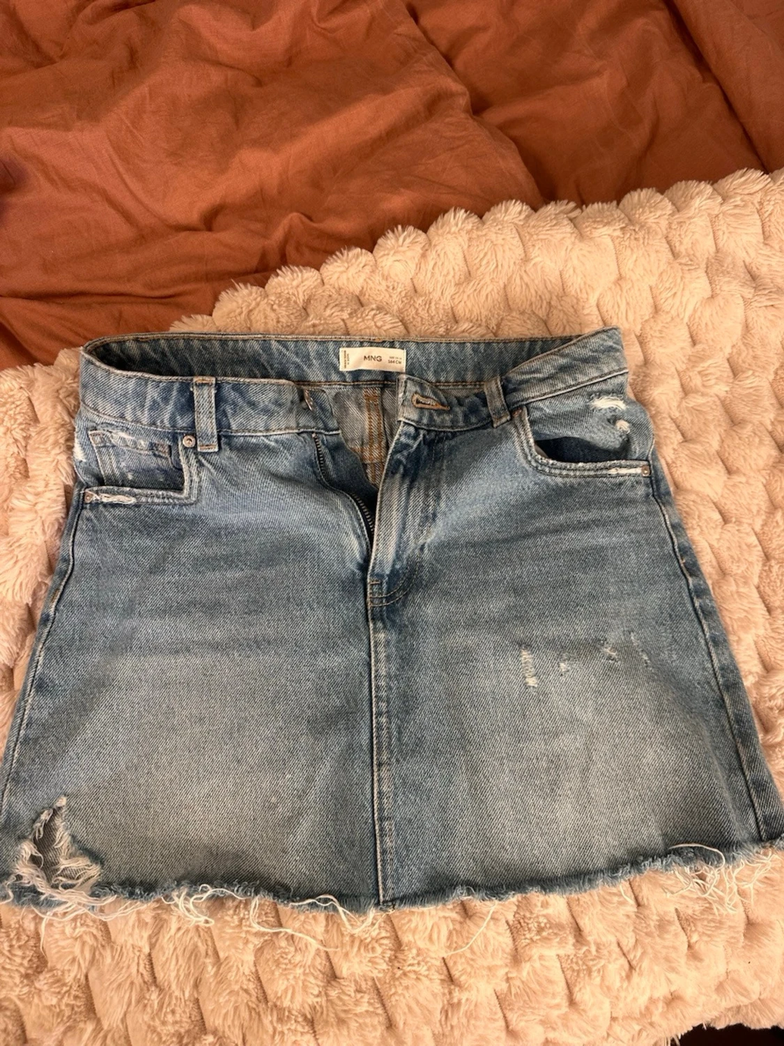 Blå jeanskjol från MANGO