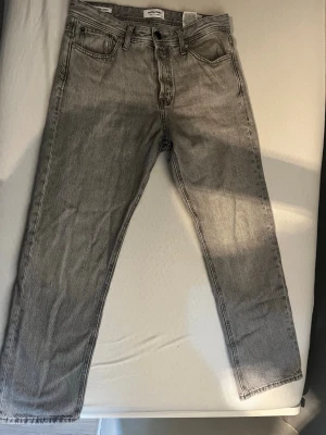 Grey jack and jones Relaxed fit - Gråa jack and jones jeans, strlk 31,30 och har bra kvalitet. Har inte använts mer än 3-4 månader. 