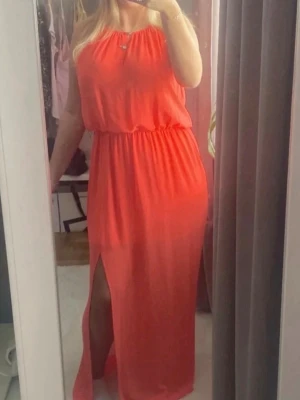 Balklänning - Säljer en snygg balklänning i korall/orange färg. 🧡☀️