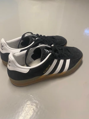 Adidas gazelle - Adidas gazelle indoor. Stilrena skor som passar till allt . Storlek 41 och 1/3 men passa mer 41or