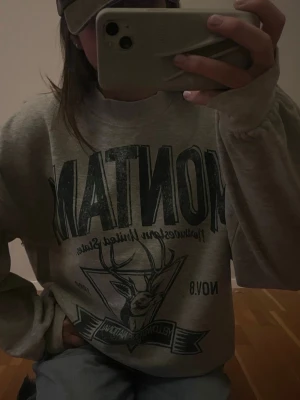 Grå sweatshirt med Montana-tryck - cool sweatshirt med tryck